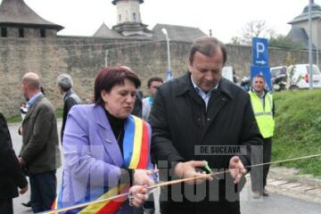 Primarul din Dolhasca, Maria Cojocaru, și președintele Consiliului Județean Suceava, Gheorghe Flutur, au tăiat panglica inaugurală