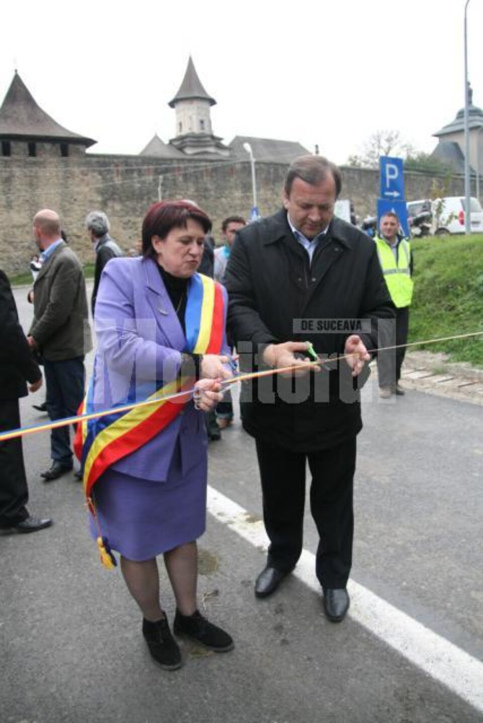 Primarul din Dolhasca, Maria Cojocaru, și președintele Consiliului Județean Suceava, Gheorghe Flutur, au tăiat panglica inaugurală