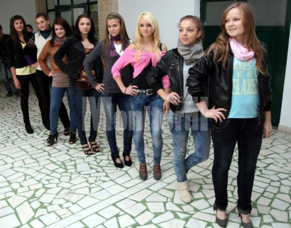 Cele opt candidate la titlul de Miss Boboc la Liceul Sportiv