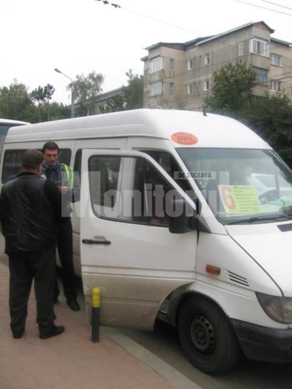 Sofer de maxi-taxi amendat cu 2000 de lei