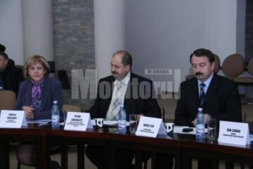 Subprefectul județului, Angela Zarojanu, șeful Inspectoratului Școlar Suceava, Petru Carcalete, și vicepreședintele CJ Suceava, Vasile Ilie