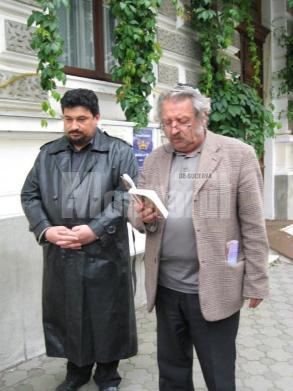 Constantin-Emil Ursu și prof. Sorin Golda la momentul rostirii rugăciunii