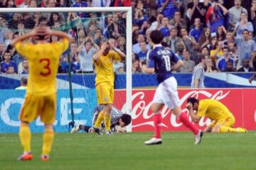Răzvan Raț, Ciprian Deac și Cristian Săpunaru, de la selecționata României, reacționează după o ratare, în meciul cu Franța. Foto: Laurentiu MICH / MEDIAFAX