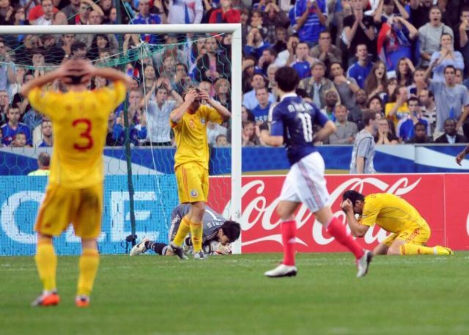 Răzvan Raț, Ciprian Deac și Cristian Săpunaru, de la selecționata României, reacționează după o ratare, în meciul cu Franța. Foto: Laurentiu MICH / MEDIAFAX Răzvan Raț, Ciprian Deac și Cristian Săpunaru, de la selecționata României, reacționează după o ratare, în meciul cu Franța. Foto: Laurentiu MICH / MEDIAFAX