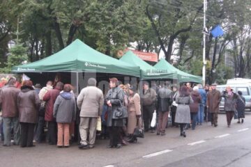 Piața țărănească amenajată în fața Palatului Administrativ din Suceava