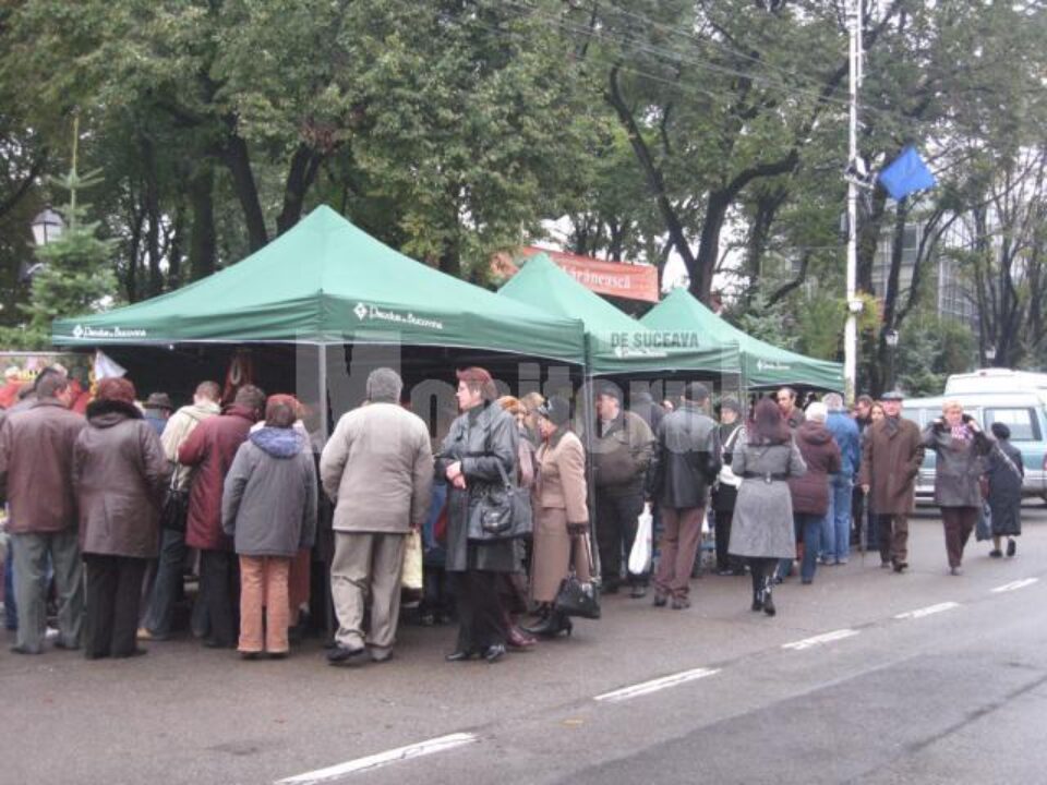 Piața țărănească amenajată în fața Palatului Administrativ din Suceava