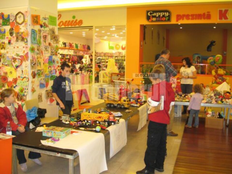 Timp de patru ore, aproape 30 de copii s-au străduit să convingă potențialii clienți că marfa lor merită cumpărată