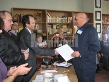 Nicolae Cârlan primind de la președintele juriului premiul la secțiunea Istorie literară pe anul 2009.