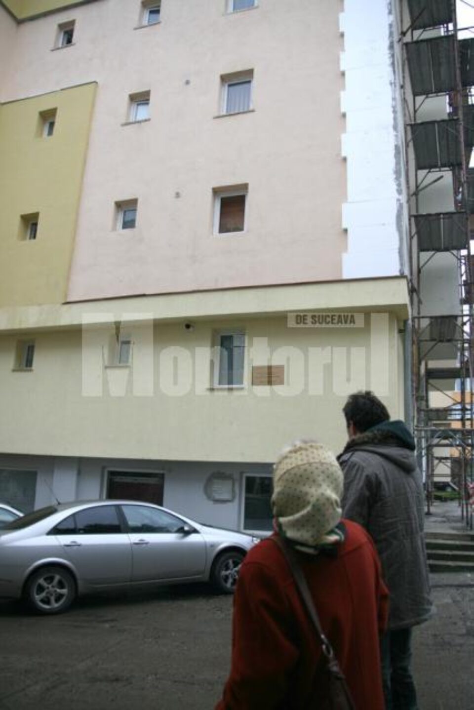 Locatarii blocurilor din zonă privesc spre geamul de la care s-a aruncat tânăra