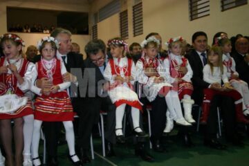 Copiii care au dansat au fost luați în brațe de invitați