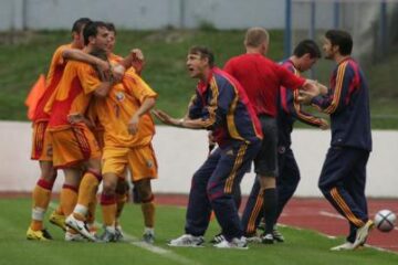 Emil Săndoi și elevii săi speră să aibă motive de bucurie la finalul meciului cu Anglia