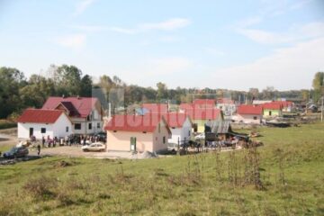 Umanitar: ÎPS Pimen a sfințit casele sinistraților din Dornești construite de Arhiepiscopia Sucevei