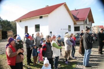 O parte dintre sinistratii care s-au mutat in case noi