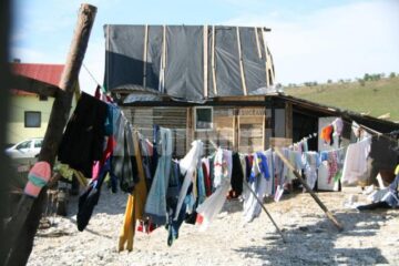 Umanitar: ÎPS Pimen a sfințit casele sinistraților din Dornești construite de Arhiepiscopia Sucevei