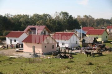 Umanitar: ÎPS Pimen a sfințit casele sinistraților din Dornești construite de Arhiepiscopia Sucevei