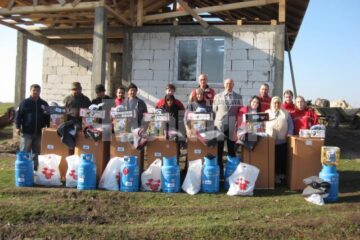 Sinistrații împreună cu cei care le-au împărțit donațiile