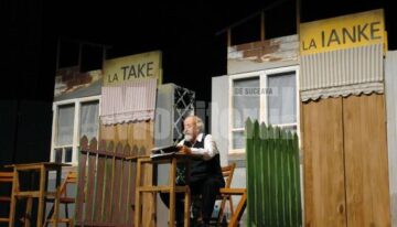 Umor de bună calitate: Aplauze la scenă deschisă pentru „Take, Ianke și Cadîr”, la Suceava