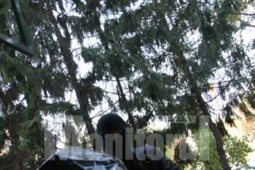 In cadrul perchezitiei anchetatorii au ridicat unități PC ce ar putea aduce probe în plus privind activitatea infracțională a rețelei