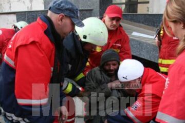 Bărbatul a fost scos conștient și fără leziuni