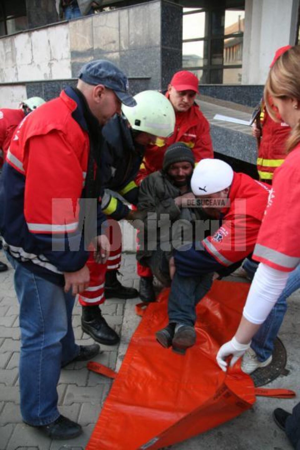Bărbatul a fost scos conștient și fără leziuni