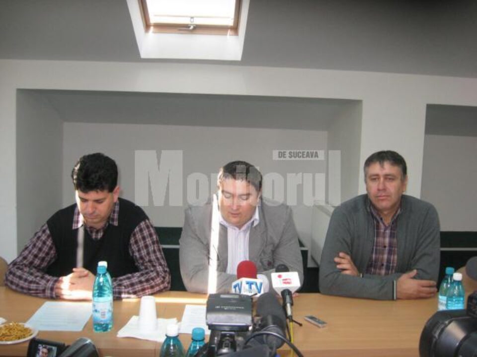 Nelu Todireanu, de la Fundația Ana, și reprezentanți ai Direcției pentru Protecția Copilului, la lansarea proiectului