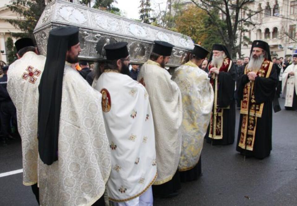 Racla cu moaștele Sfintei Cuvioase Parascheva vor rămâne depuse pe esplanada Catedralei, spre închinare pelerinilor, până vineri, 15 octombrie. Foto: MEDIAFAX