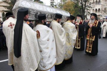 Racla cu moaștele Sfintei Cuvioase Parascheva vor rămâne depuse pe esplanada Catedralei, spre închinare pelerinilor, până vineri, 15 octombrie. Foto: MEDIAFAX