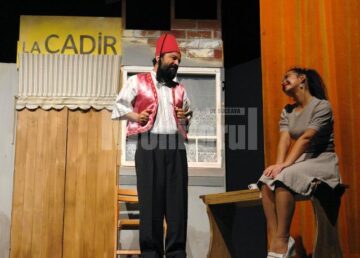 Umor de bună calitate: Aplauze la scenă deschisă pentru „Take, Ianke și Cadîr”, la Suceava