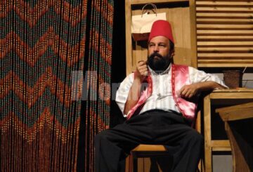 Umor de bună calitate: Aplauze la scenă deschisă pentru „Take, Ianke și Cadîr”, la Suceava