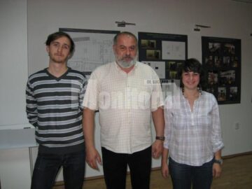 Prof. Niculai Moroșan împreună cu foștii săi elevi, Daniel Strugariu și Cristina Andriuc