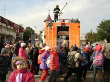 Acțiune: Spectacol cu pompieri, în regia ISU Suceava, pentru mii de copii din județ