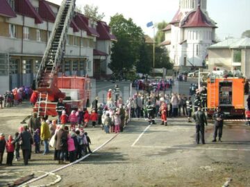 Acțiune: Spectacol cu pompieri, în regia ISU Suceava, pentru mii de copii din județ
