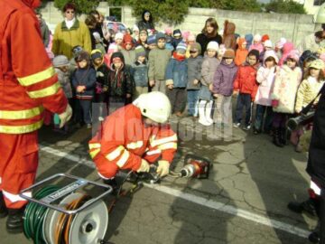 Acțiune: Spectacol cu pompieri, în regia ISU Suceava, pentru mii de copii din județ