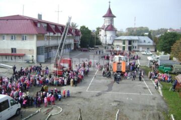 Pompierii au făcut mici demonstrații în fața copiilor