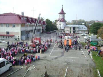Pompierii au făcut mici demonstrații în fața copiilor