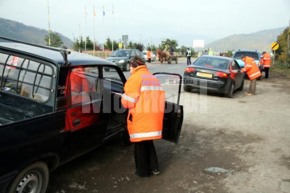 Sute de mașini au fost trase pe dreapta de reprezentanții Companiei Drumuri Nationale
