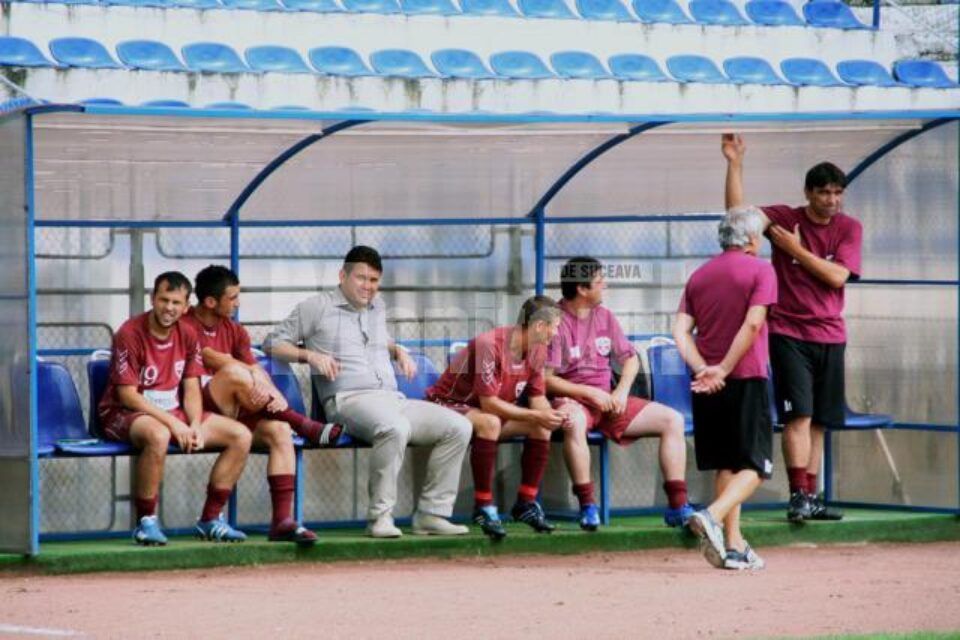 „Jucătorul” Costel Bujoreanu, în haine de stradă pe banca celor de la Rapid CFR Suceava la unul din meciurile susținute de echipă în Liga a III-a „Jucătorul” Costel Bujoreanu, în haine de stradă pe banca celor de la Rapid CFR Suceava la unul din meciurile susținute de echipă în Liga a III-a
