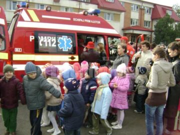 Acțiune: Spectacol cu pompieri, în regia ISU Suceava, pentru mii de copii din județ