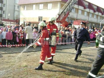 Acțiune: Spectacol cu pompieri, în regia ISU Suceava, pentru mii de copii din județ