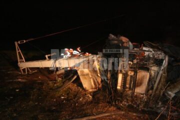 Cisterna a rupt stâlpul pe care era montat un transformator electric, după care s-a răsturnat
