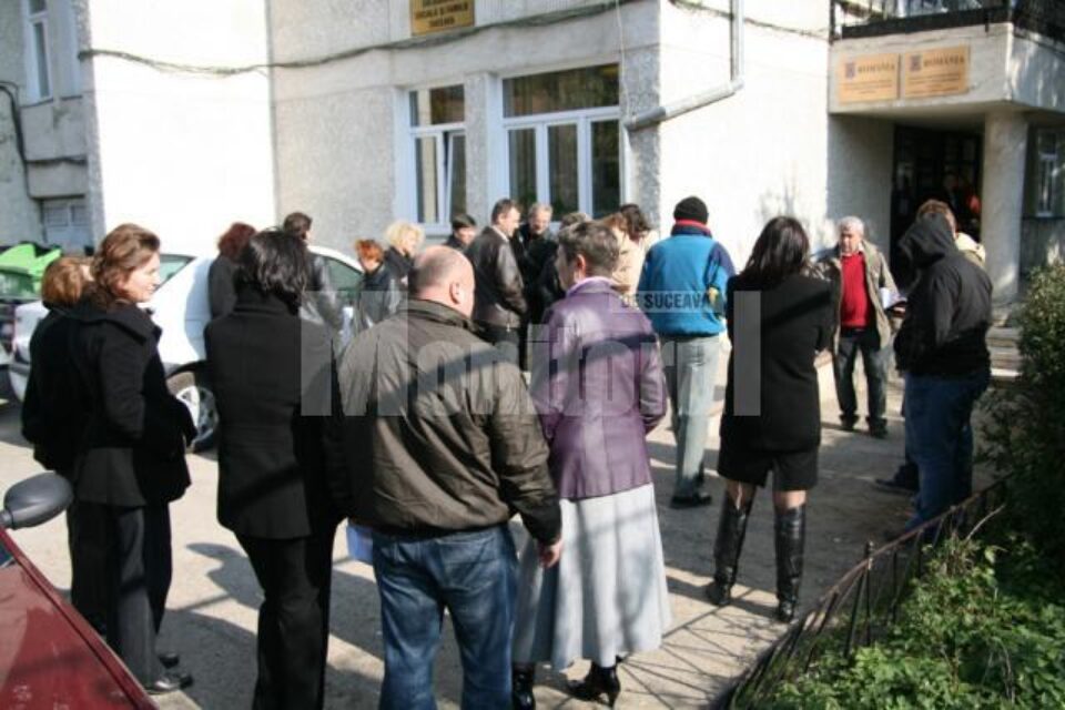 Angajații Agenției Județene pentru Ocuparea Forței de Muncă Suceava au demarat, ieri, în jurul orei 13.00, o grevă spontană