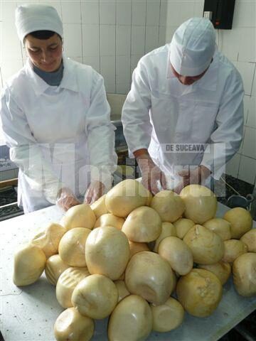La SC Laktotrio Horodniceni se lucrează și în doua-trei schimburi