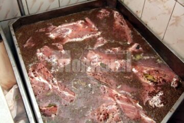 Carnea pusă în baiț, cu condimente tradiționale