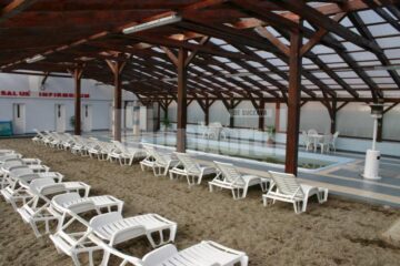 Șezlonguri pentru cei care vizitează piscina cu apă sărată