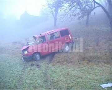 Într-o curbă periculoasă, șoferul a scăpat mașina de sub control, prăbușindu-se în afara drumului