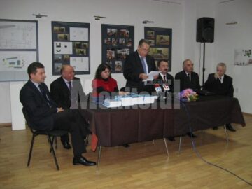 Președintele Dumitru Cucu dând citire numelor celor cărora li se conferă medalia jubiliară a FCB
