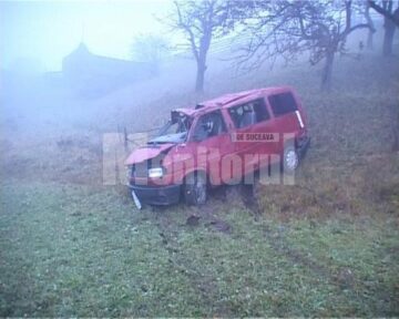 Tragedie: Mamă și fiu, morți după ce s-au prăbușit cu un microbuz într-o râpă de 100 de metri