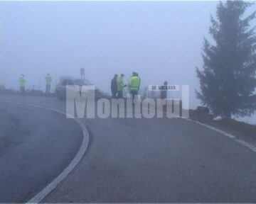 Într-o curbă periculoasă, șoferul a scăpat mașina de sub control, prăbușindu-se în afara drumului