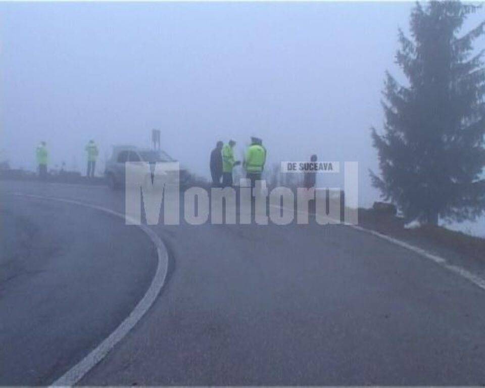Într-o curbă periculoasă, șoferul a scăpat mașina de sub control, prăbușindu-se în afara drumului Într-o curbă periculoasă, șoferul a scăpat mașina de sub control, prăbușindu-se în afara drumului