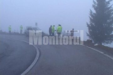Într-o curbă periculoasă, șoferul a scăpat mașina de sub control, prăbușindu-se în afara drumului